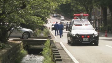 車にはねられた衝撃で用水路に転落 男性が意識不明 金沢市中心部の広坂通り