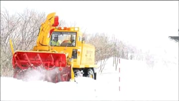 標高1,100メートルで除雪作業始まる「蔵王エコーライン」宮城