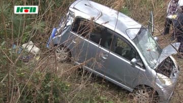 佐世保で高齢女性の車が崖下に転落　ハンドルで胸を強く打つも命に別状なし【長崎】