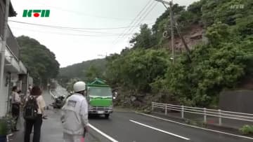 長崎市相生町・国道沿いの斜面が崩れ一部で通行止め　復旧には時間かかる見通し