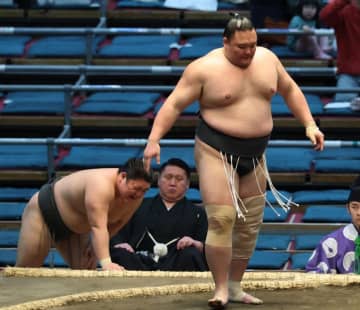 【春場所】元大関・朝乃山が１８歳の新鋭を下して３連勝「相手はザンバラなので負けたくない」