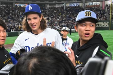 ドジャースの〝王子〟グラスノー　気さくに阪神・才木浩人にカーブ伝授＆少年ファンに「大谷カード」進呈