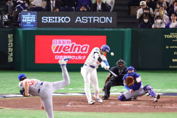 大谷翔平が今季１号ソロ　フェンス際でファンが触れてビデオ判定