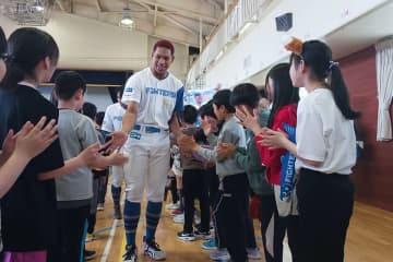 【日本ハム】万波が休日を利用して北広島市内の小学校を訪問「やっぱり最高ですね」