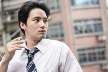 ⽔上恒司、本日誕⽣⽇！　『九龍ジェネリックロマンス』⼤⼈の⾊気と無邪気な素顔が交差する場面写真＆オフショ公開