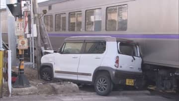 踏切で…特急と軽乗用車が衝突　函館線一部で運転見合わせ　運休も　北海道・七飯町