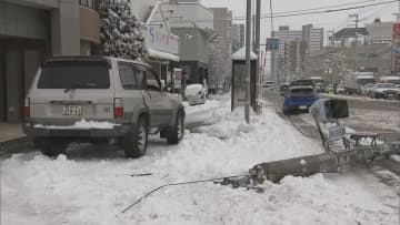 札幌市西区で乗用車が信号の柱に衝突する事故　柱折れ道路塞ぐ