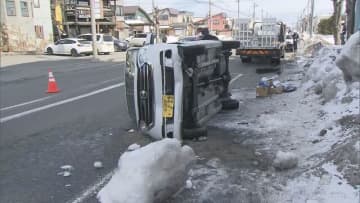 同乗の男性が通報「単独事故で脱出できない」運転中意識を失ったか　44歳男性運転の軽自動車横転　旭川市