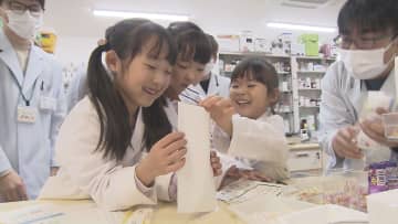 大分市で健康子育てイベント　子どもたちが薬剤師の仕事を体験　家族連れで賑わう