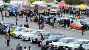 豊後高田市の昭和の町でレトロカーイベント　昭和の名車がずらり100台　大分