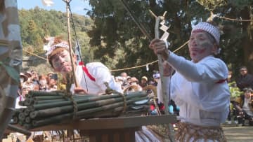 田植え作業をコミカルに演じる　諸田山神社で御田植祭　大分・国東市