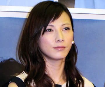 8年ぶり登場で美貌反響の42歳女優　エルメス×シャネルのスポーティ私服に「清楚で美しい♥」「うわー可愛い♥」