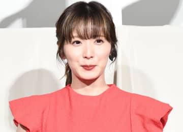 「かっこよくて可愛いなんて最強」松岡茉優のMLBスタジャン×黒ドレスに「お綺麗すぎます」「ときめき止まらん」