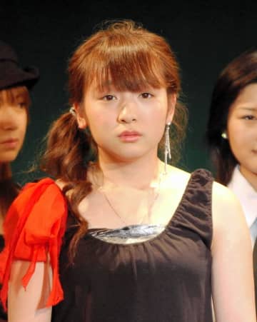 元国民的アイドル37歳、特製料理のキッチンカーに長蛇の列「全部売り切れました」美脚際立つ衣装にもコメント殺到「完璧な脚」