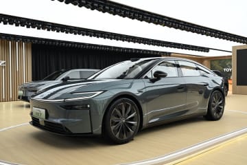 【上海モーターショー2025】トヨタのEVラインアップのフラッグシップ・プロトタイプセダンを公開