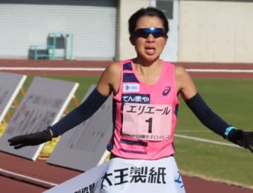 山陽女子ロードレース大会が行われ地元　天満屋の選手らが岡山路を駆け抜ける　　岡山市