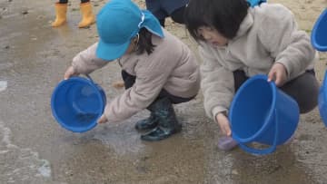 「バイバイ！元気でね」園児がヒラメの稚魚約2500匹を放流　香川・小豆島