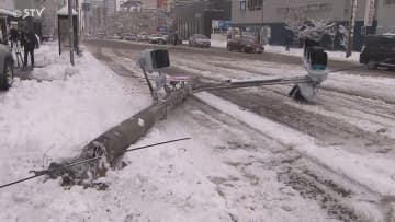 倒れた信号柱が3車線ふさぐ　RV車が衝突して…　朝の幹線道路で渋滞発生　札幌市西区の道道