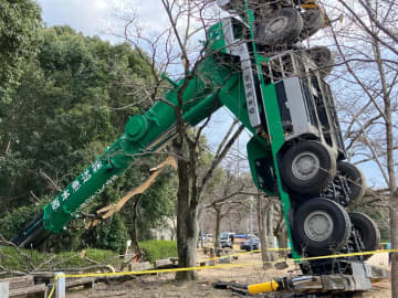 「クレーン車が倒れ電柱をなぎ倒している」大型クレーンが倒れ電柱や周辺家屋に被害　伐採した木を運ぶ際にバランスを崩したか　停電はすべて解消　広島市南区（13日午後4時更新）