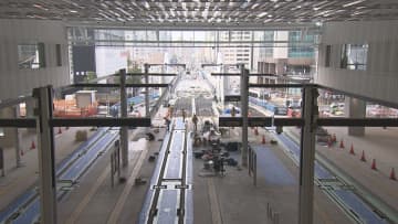 「インパクトがある」新広島駅ビル　路面電車が乗り入れる中央アトリウム空間を公開　一般利用は駅ビル開業の今月24日から　路面電車の乗り入れは今夏の予定