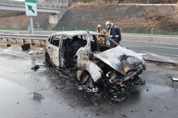 山陽道で乗用車が燃える火事　運転席から1人の遺体　現場付近には散乱物　事故が原因の可能性も　広島