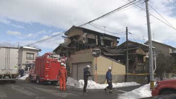 「火が出ている」住宅を焼く火事　焼け跡から2人の遺体　80代の夫婦と連絡とれず《新潟市東区》