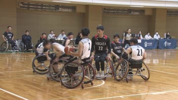 迫力プレー連続 新潟市で車いすバスケ選抜大会