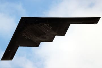 この共演は必見！「B-1 B-2 B-52」がマイアミ上空で編隊飛行 空撮映像を公開