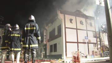 愛知・江南市の寿司店から出火　少なくとも3軒が焼ける火事　天ぷら油の火がダクトに燃え移ったか