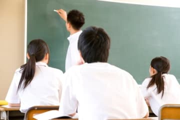 大人になって役立った学校の科目１位は「数学」　必修になってほしい科目とは？