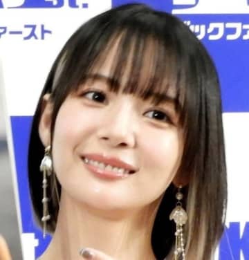 “役満ボディ”岡田紗佳　際立つ美脚に「どうなってんの？」「脚長っ！」 写真集カット連投でファン歓喜