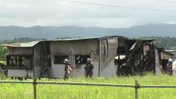鹿角市で住宅1棟を全焼　焼け跡から2人の遺体が見つかる　火元の妻と息子に連絡が取れず