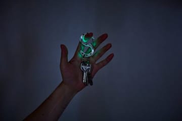 愛知×埼玉の町工場が手を組んだ！光り纏うカラビナ「Dura-glow」誕生　蓄光樹脂とジュラルミンが融合したS字型カラビナ　日本のモノづくりの希望の光：今こそ、町工場が本気を出す時！Makuakeにて先行販売予約を7月開始予定