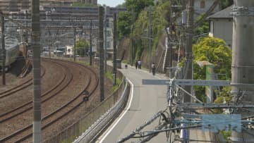 横浜市戸塚区で路上強盗　原付バイクなど奪い男ら逃走