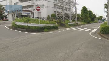 横断中の女性はねられ重体　藤沢市の市道