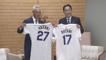 エマニュエル米駐日大使が岸田総理を表敬　大谷翔平サイン入りのユニフォームを手渡す