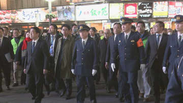 緒方警視総監が新宿・歌舞伎町を巡視　年末年始特別警戒 「立ちんぼ行為」で問題の大久保公園周辺も初めて視察　警視庁