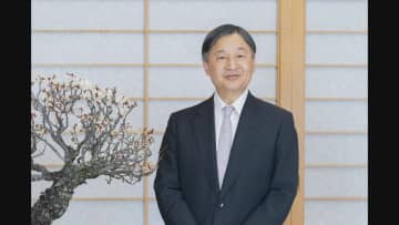 天皇陛下　母校・学習院大学のミュージアムを私的訪問　皇室ゆかりの美術品など約2時間鑑賞　集まった人に笑顔で手を振る