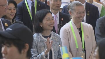 三笠宮家彬子さま万博を訪問　「スウェーデンナショナルデー公式式典」に出席し国王とともにパレードに手を振られる