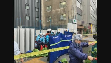 東京・台東区の新築ビル工事現場　20代男性作業員が地上から約3m下に転落…顔のあたりに鉄筋刺さったか　意識不明の重体で搬送　警視庁