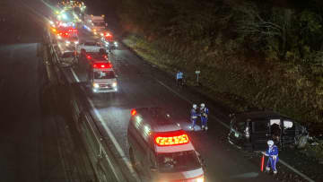 九州道で進路変更したトラックに乗用車追突、さらに…計5台絡む事故　5人救急搬送　鹿児島