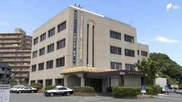 交差点で中央分離帯にぶつかる物損事故で発覚 酒気帯び運転の疑い 自称・飲食店経営の男逮捕＝静岡県警