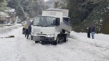 複数台の車がスタックし、トラックなどが立ち往生　圧雪がとけ始め、デコボコのシャーベット状に…約1キロをバックで戻ることに　島根県松江市