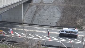 【続報】山陰道でトラック同士の正面衝突事故…1人重傷のもよう　片側1車線のワイヤーロープが設置されていない区間