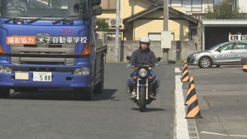 車の“左側”をバイクがすり抜けるのは交通違反？「追い抜き」「追い越し」の違いとは？　警察に聞いてみると…