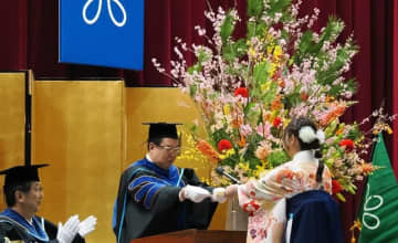 令和6年度農学部卒業式・大学院農学研究科学位記授与式を挙行　記念として卒業生・修了生に近大マグロ丼を提供