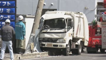 ごみ収集車が対向車線を越えて電柱に衝突 運転手の男性が大けが 岐阜市