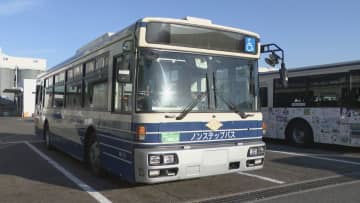 市バスが交差点で停車する車に気付いて急ブレーキ　80代くらいと40代くらいの乗客が転倒し軽傷　車との衝突は免れる 名古屋