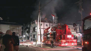 天ぷら油から出た火が燃え広がり寿司店が全焼　客２人含む５人は避難して無事　愛知県江南市