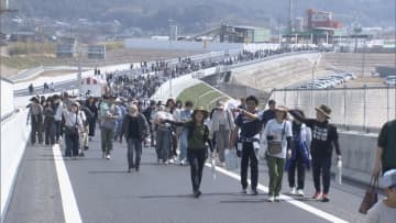 新たなインターチェンジが開通するのを記念して高速道路を歩くイベント　市民ら約3000人が東海環状自動車道でウォーキング楽しむ